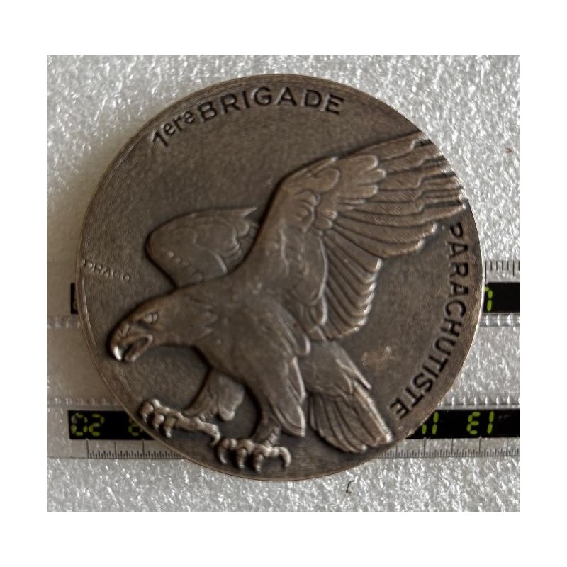 PARACHUTISTE MEDAILLE DE TABLE 7 CM 1ERE BRIGADE PARA MANOEUVRES AUVERGNE 75 *