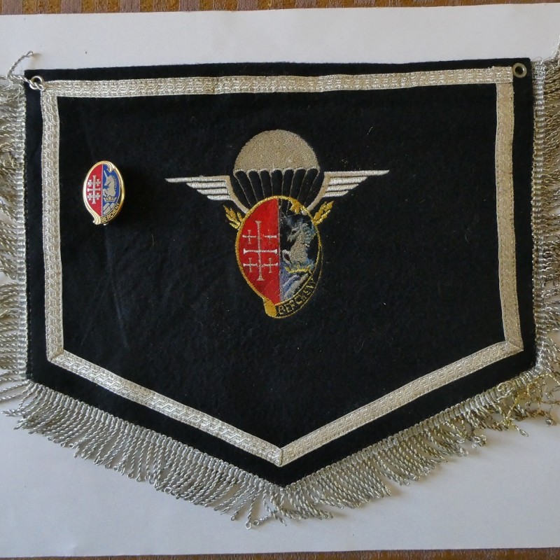 PARACHUTISTES CAVALERIE HUSSARDS  1 ER RHP FLAMME DE TROMPETTE AVEC INSIGNE *