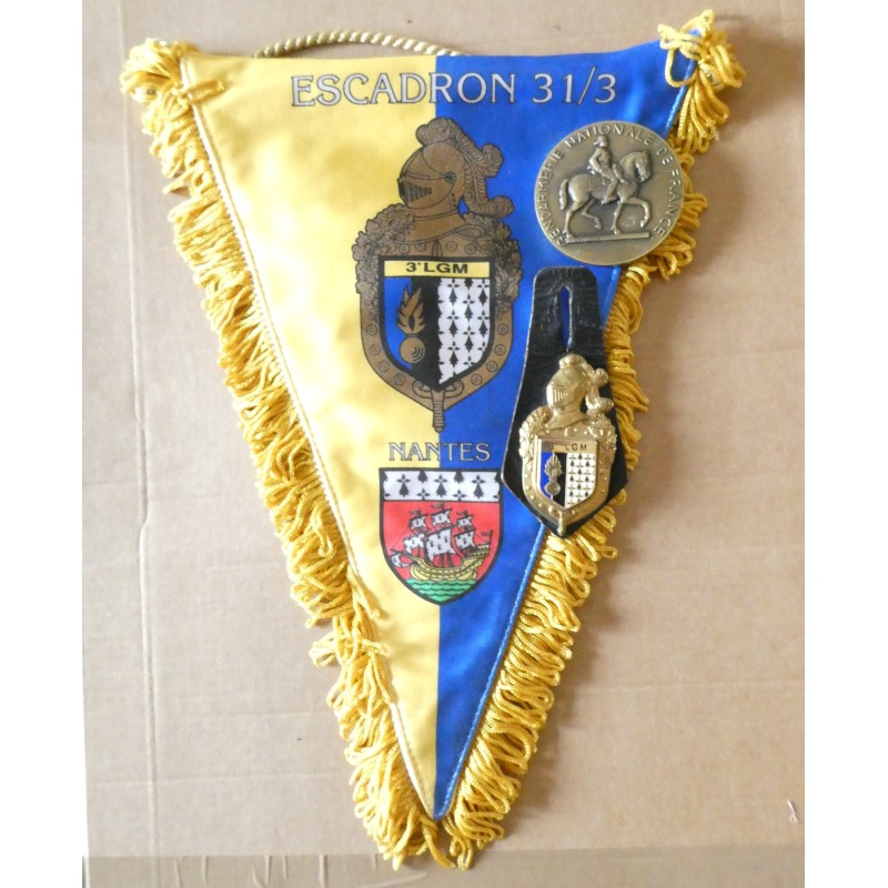 GENDARMERIE ENSEMBLE FANION, MEDAILLE DE TABLE ET INSIGNE ESC 31/3 3 EME LGM*