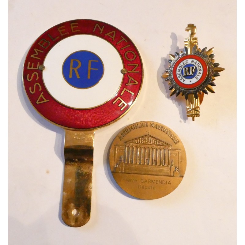 MEDAILLE DE DEPUTE, PLAQUE DE VOITURE ASSEMBLEE ET COIN NOMINATIF*