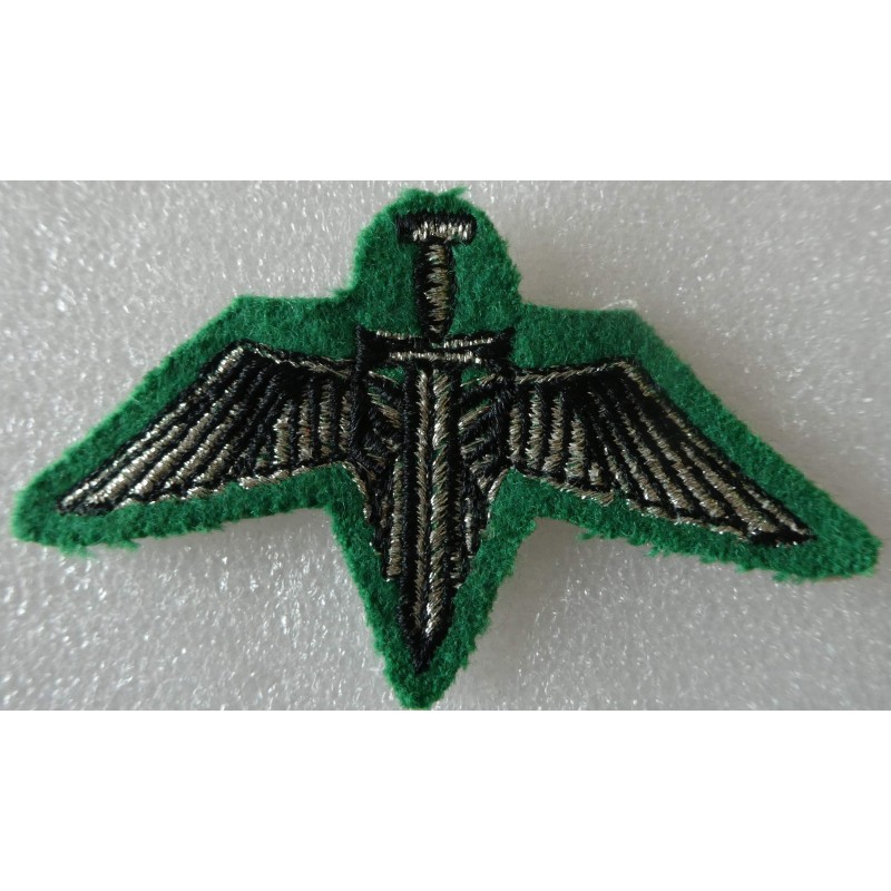 ETRANGERS BREVET PARACHUTISTE TISSU VERT *